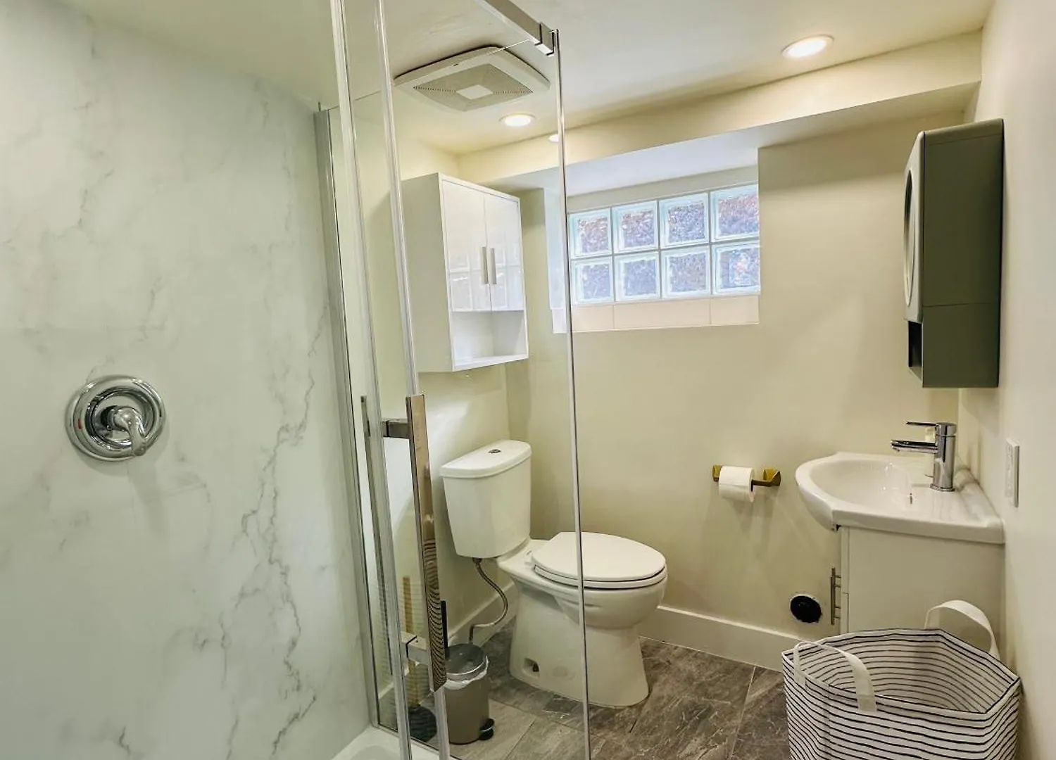 Quiet Basement Suite Steps From Quilchena Park In Vancouver 0*,